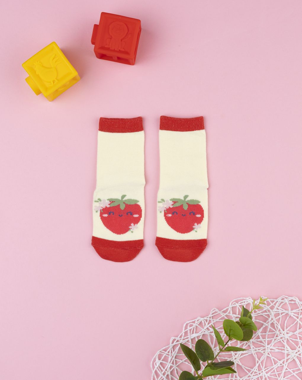 βρεφικές αντιολισθητικές κάλτσες με φράουλα για κορίτσι