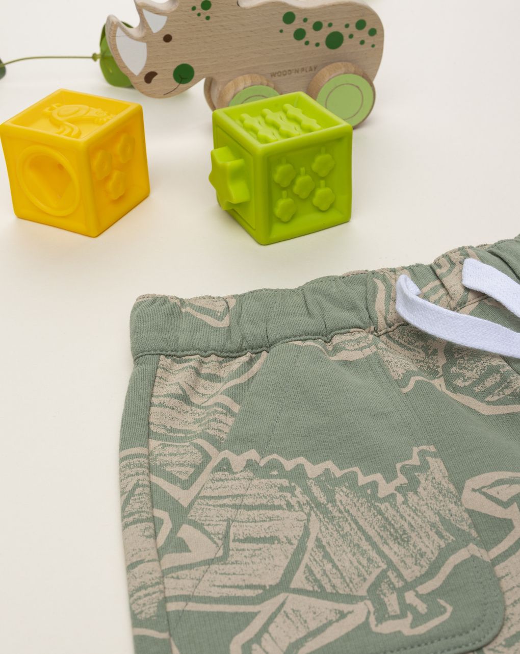 παιδικό σορτσάκι λαδί με δεινόσαυρους για αγόρι - Prénatal