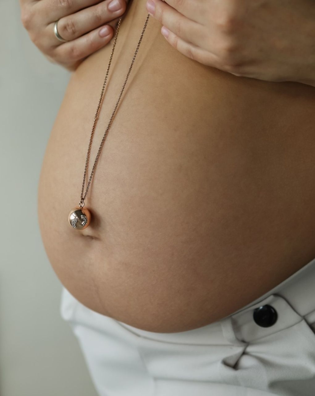 Proud mama μενταγιόν bola eva babybell glowing πατουσάκια pink pm-617 - Proud Mama
