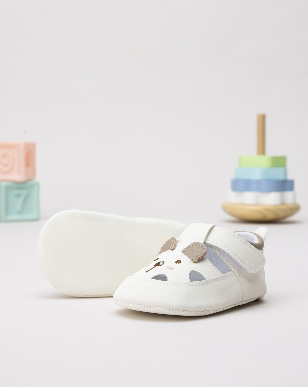 βρεφικά παπούτσια αγκαλιάς λευκά με σκυλάκια για αγόρι - Prénatal