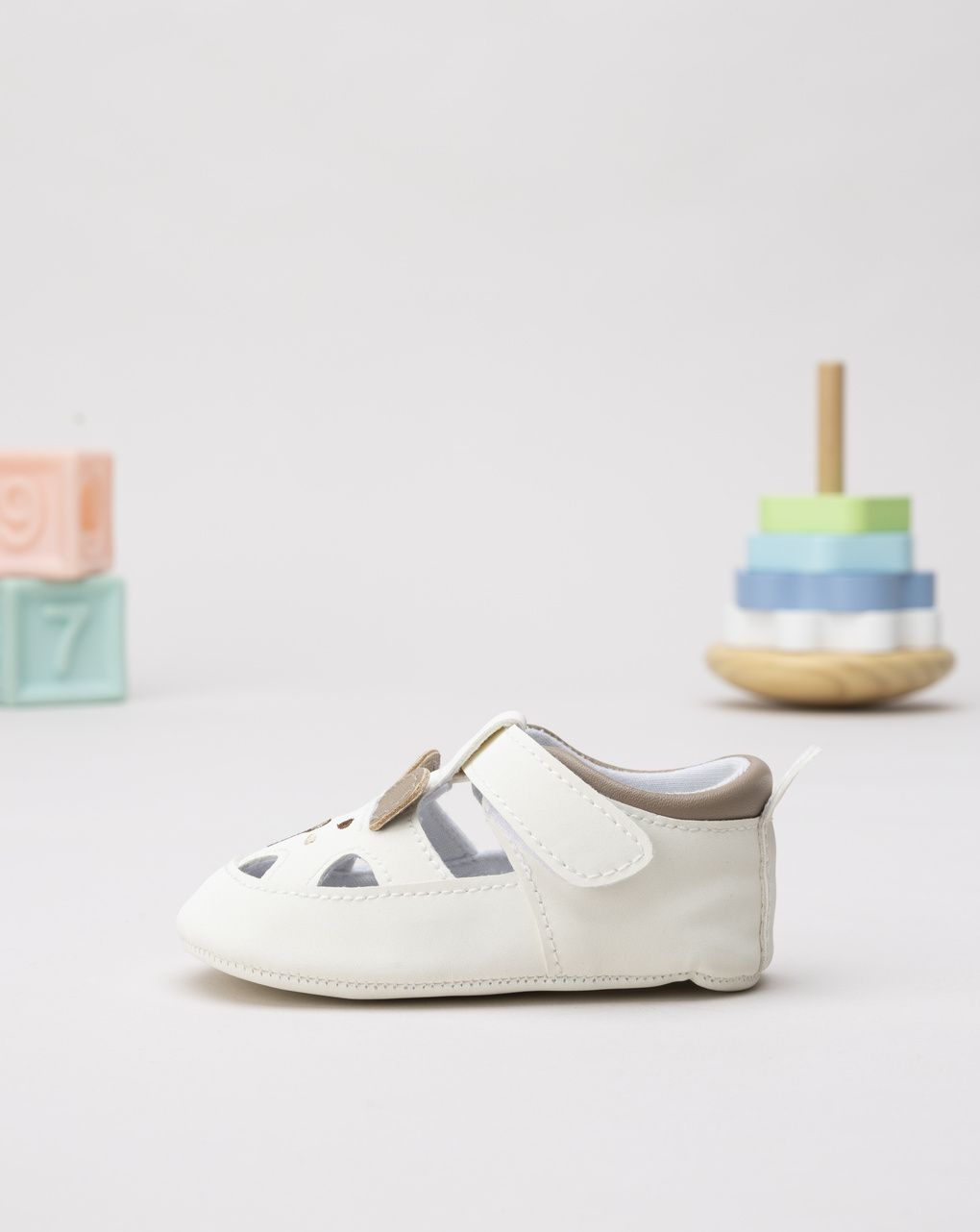 βρεφικά παπούτσια αγκαλιάς λευκά με σκυλάκια για αγόρι