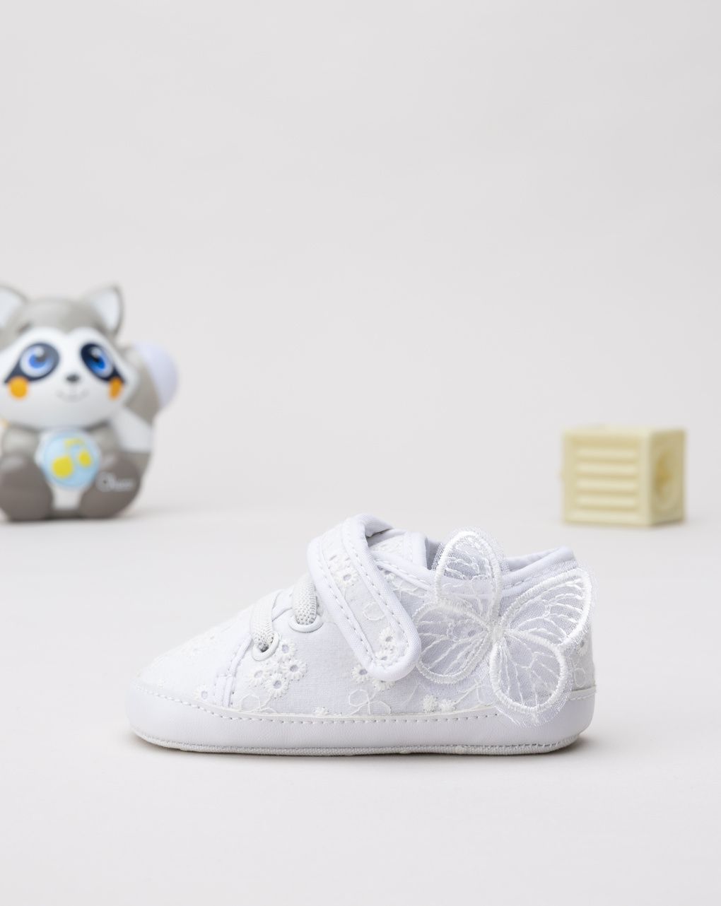 βρεφικά παπούτσια αγκαλιάς λευκά με δαντέλα για κορίτσι