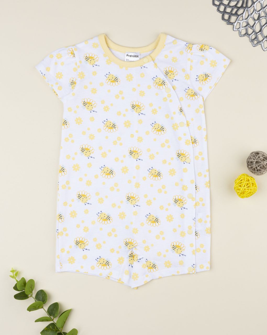 βρεφική ολόσωμη πιτζάμα λευκή με μέλισσες για κορίτσι