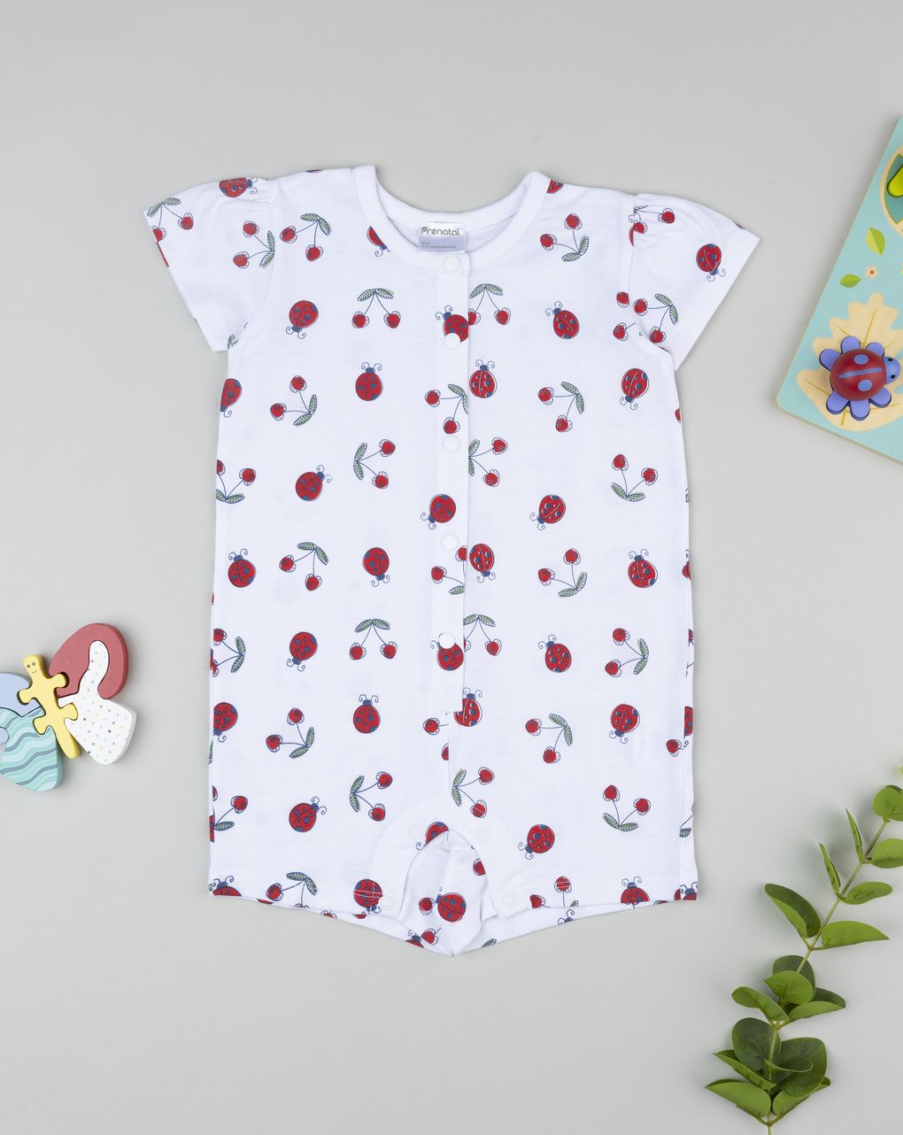 βρεφική ολόσωμη πιτζάμα λευκή με πασχαλίτσες για κορίτσι