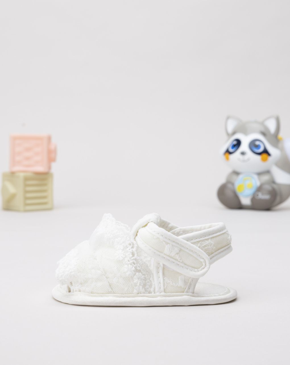 βρεφικά παπούτσια αγκαλιάς λευκά με δαντέλα για κορίτσι